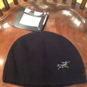 Mens Black ARcteryx hat - new with tags never worn